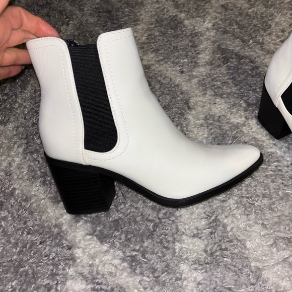 White pointed booties - Picture 7 of 9